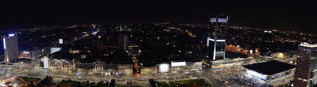 Centrum van de stad Warschau 's nachts met verlichte gebouwen