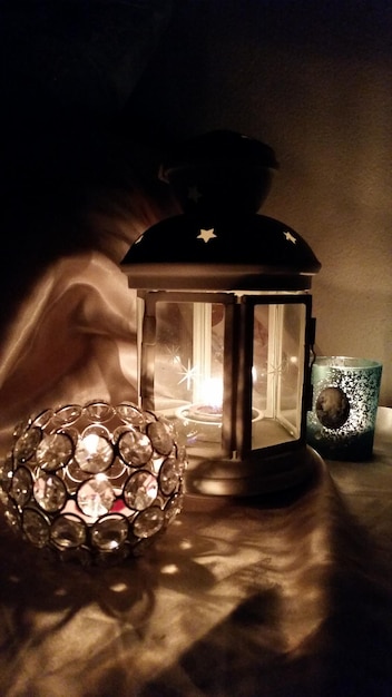 Foto centrumstuk door verlichte lantaarn op tafel