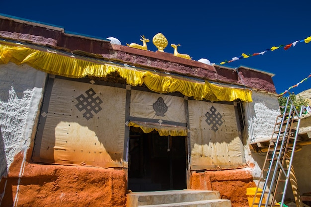 Вековой старый монастырь Гумба и Гомпас вокруг деревни Чхосер в Верхнем Мустанге Непала
