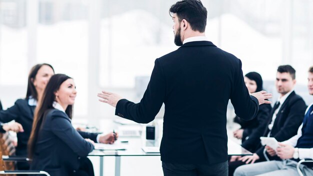 CEO spreekt in het workshop business team in een modern kantoor. de foto heeft een lege ruimte voor uw tekst.