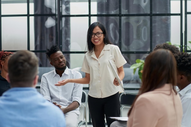 CEO zakenman leider met divers team van collega's