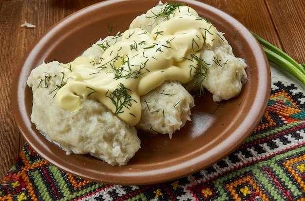 ツェペリナイ、ポテト餃子の詰め物、リトアニア料理、バルト海の伝統的な盛り合わせ料理、上面図。