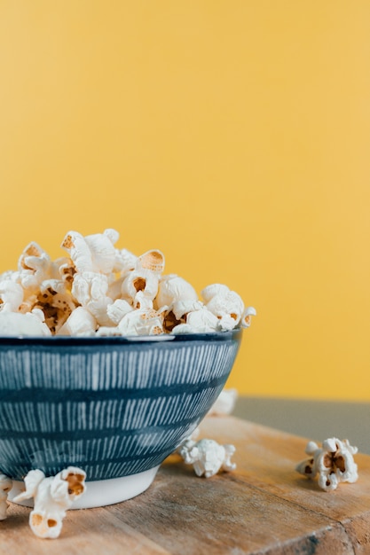 Foto ciotola di ceramica piena di popcorn