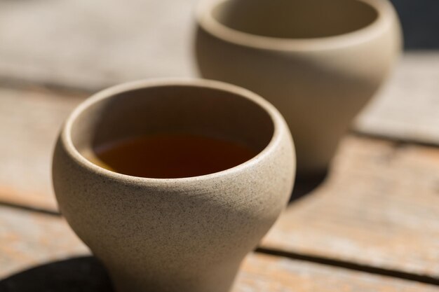 Керамические чаши из глины на деревянном фоне