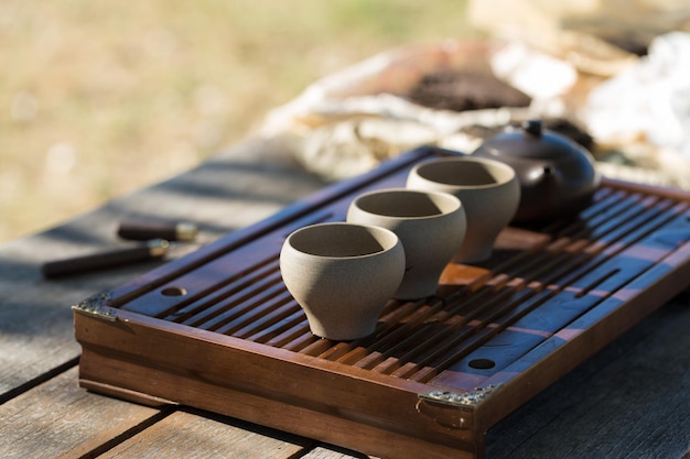 Керамические чаши из глины на деревянном фоне