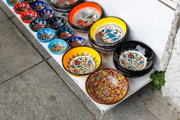 전통 터키 장식품이 있는 세라믹 그릇은 거리 시장에서 판매됩니다.