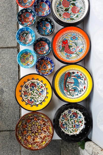 Photo ceramic bowls with traditional turkish ornaments are sold at a street market