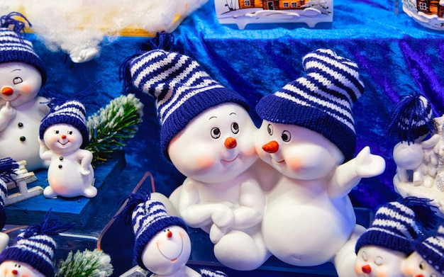 冬のヨーロッパのドイツのクリスマスマーケットのセラミッククリスマスデコレーション。ドイツのナイトストリートクリスマスとヨーロッパの都市や町でのホリデーフェア、12月。ベルリンのジャンダルメンマルクト
