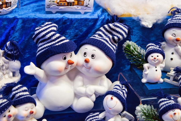 冬のヨーロッパのドイツのクリスマスマーケットのセラミッククリスマスデコレーション。ドイツのナイトストリートクリスマスとヨーロッパの都市や町でのホリデーフェア、12月。ベルリンのジャンダルメンマルクト