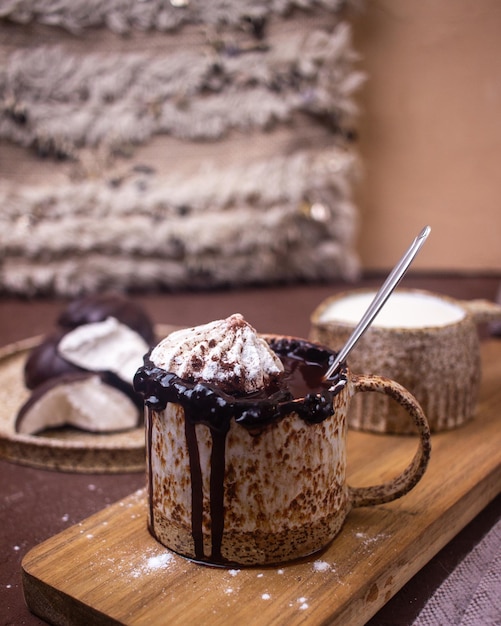 Керамическая чашка с шоколадом на столе