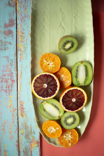 Photo ceramic dish with fruits and vegetables