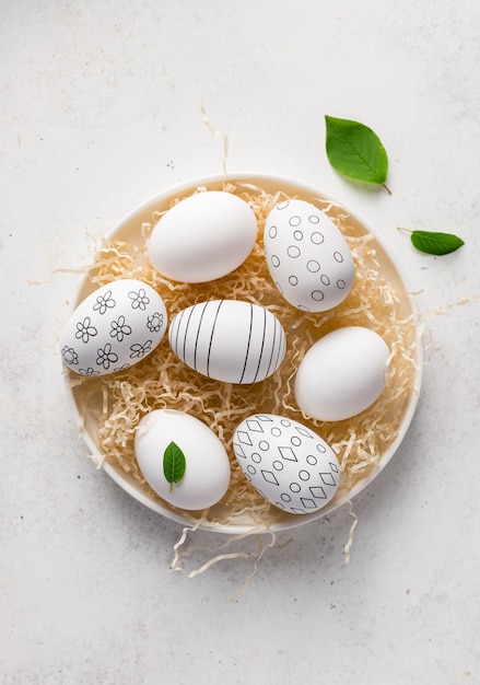 Foto piatto in ceramica con uova di pasqua decorate in bianco e nero