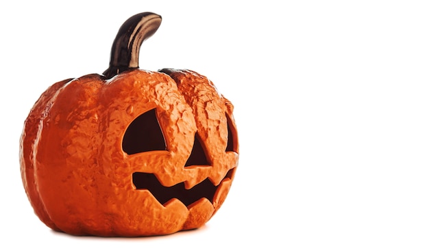 Zucca in ceramica con una faccia spettrale per la notte di halloween isolata su sfondo bianco con spazio di copia