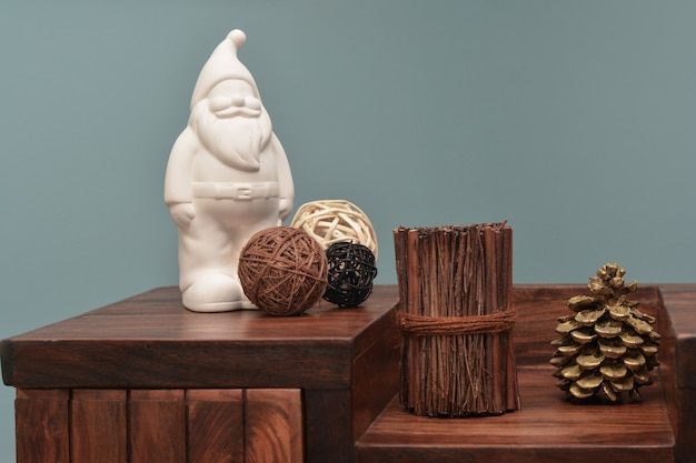 Photo ceramic santa claus and modern decoration on the wood table