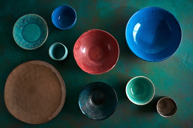 Piatti di piatti di stoviglie in ceramica su sgangherato