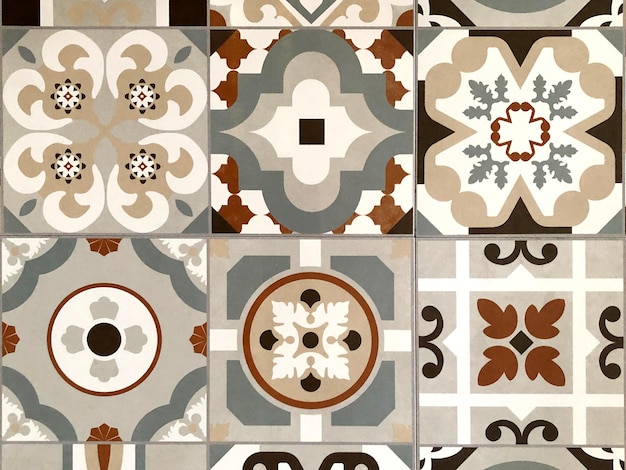 Ceramic tile with symmetric pattern