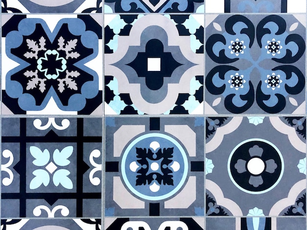 Ceramic tile with symmetric pattern