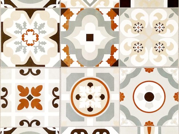 Ceramic tile with symmetric pattern