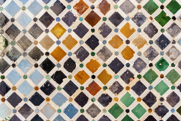 Foto pareti in ceramica nell'alhambra di granada. andalusia, spagna