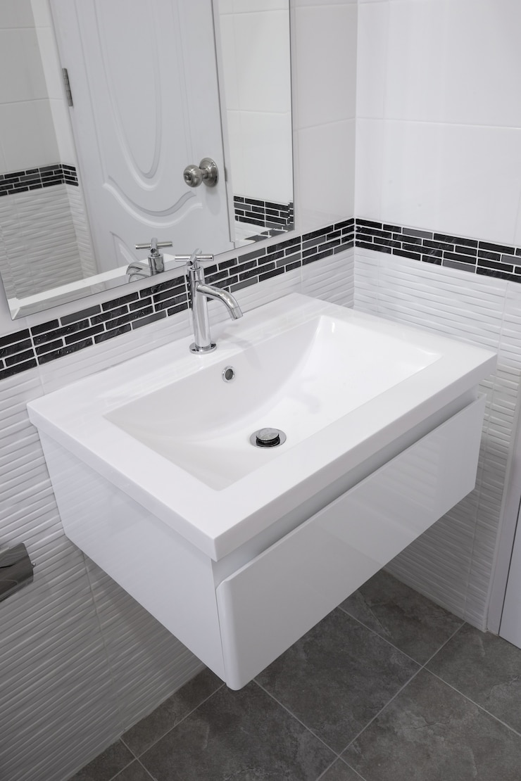 Photo ceramic wash basin in bathroom
