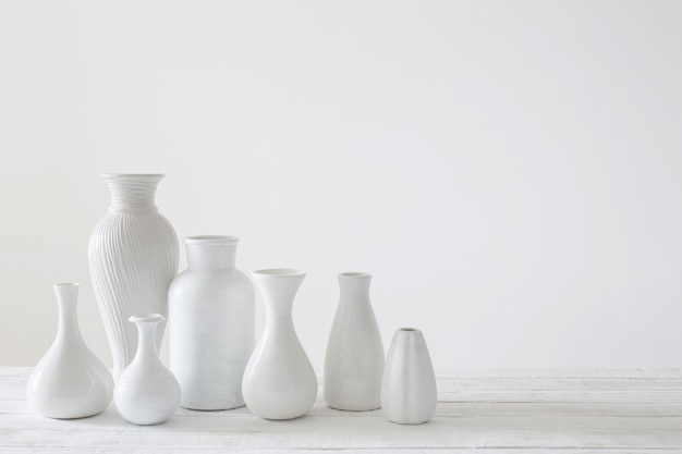 Керамические белые вазы на белом фоне