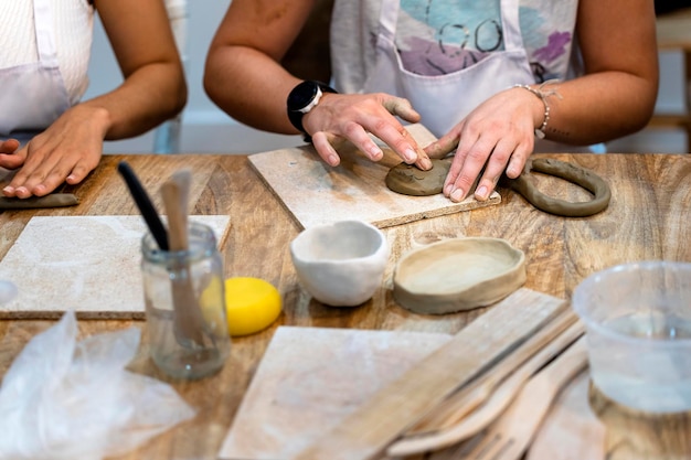 Foto lavori di ceramica modellazione dell'argilla su un tavolo di lavoro