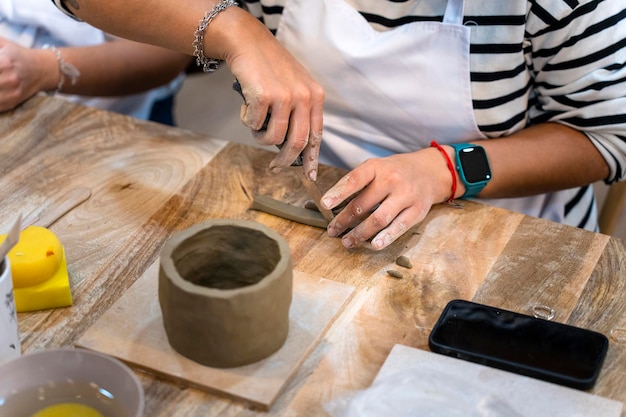 陶芸工房 新しい陶芸作品に取り組む中年の女性