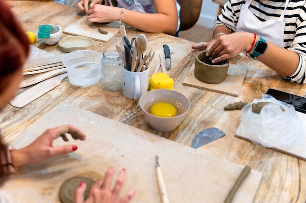 陶芸工房 粘土を使って陶芸作品を作る女性たち