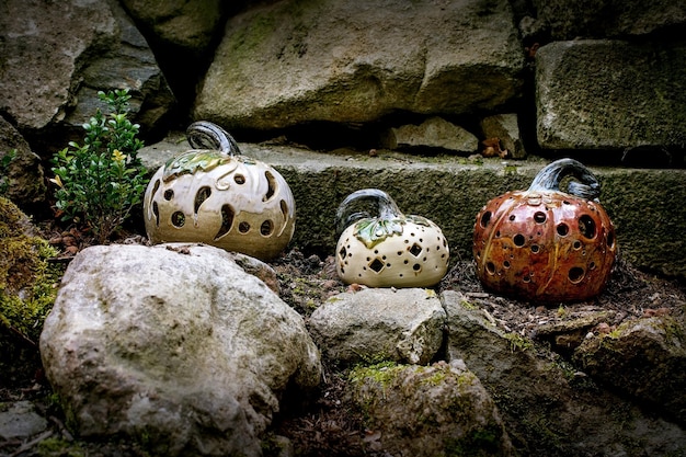 Photo ceramics halloween pumpkins in interior