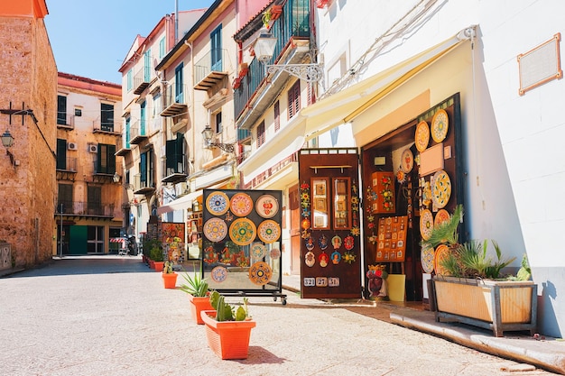 Negozio di souvenir di ceramica nella via della città di monreale, sicilia, italia