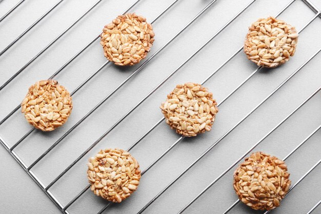 Foto biscotti di cereali sulla griglia