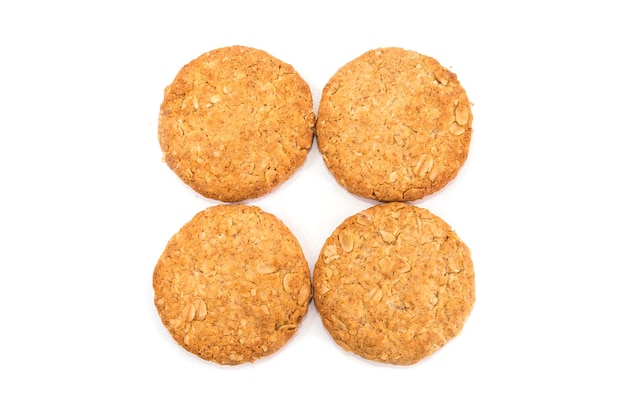 Biscotti ai cereali isolati su sfondo bianco. vista dall'alto.