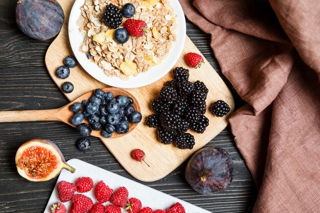 Cereal. Ontbijt met muesli en bessen.