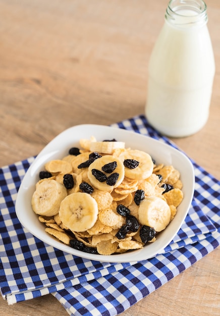 cereal with banana, raisin and milk 