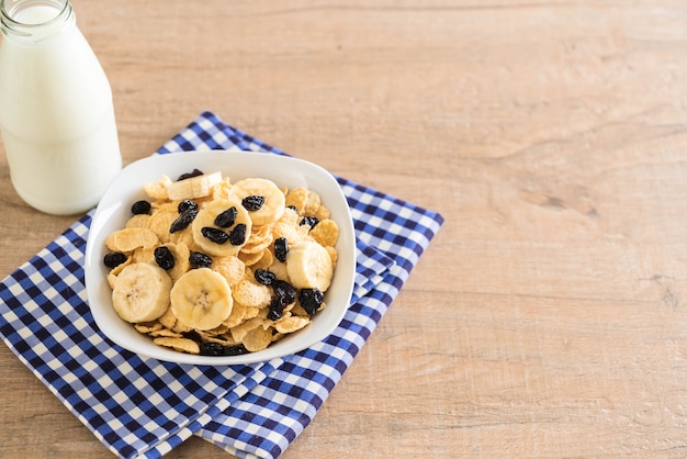 cereal with banana, raisin and milk 
