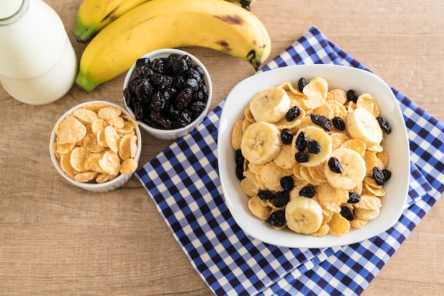 cereal with banana, raisin and milk 