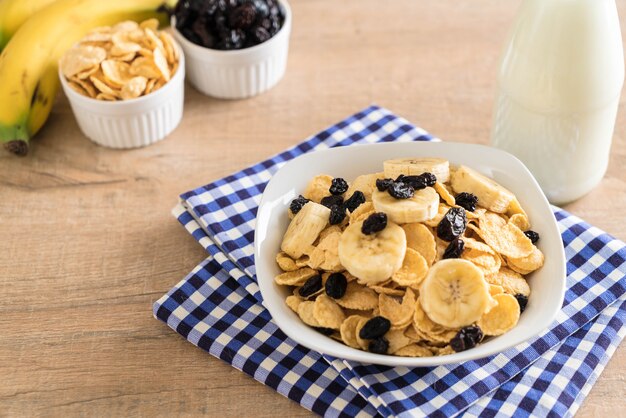 cereal with banana, raisin and milk 