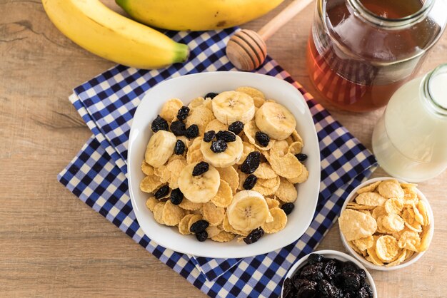 cereal with banana, raisin and milk 