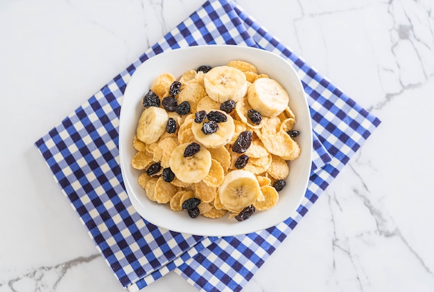 cereal with banana, raisin and milk 