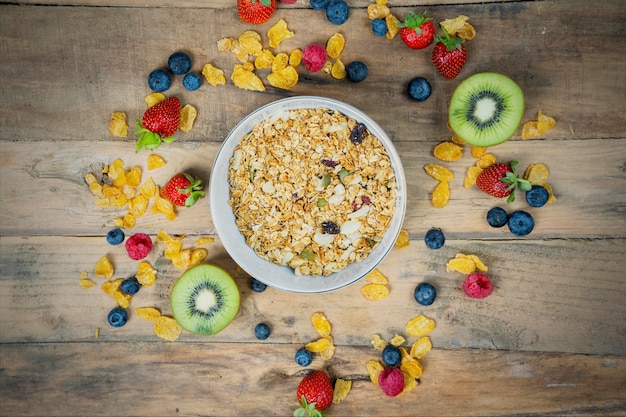 Photo cereal with fresh fruit on the wooden table