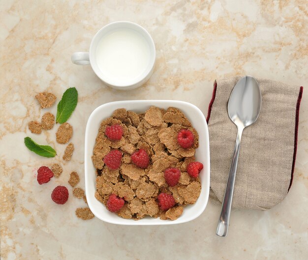 Cereal with raspberries and mint