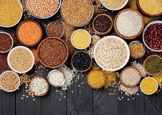 Photo cereals, grains, seeds and groats black wooden table