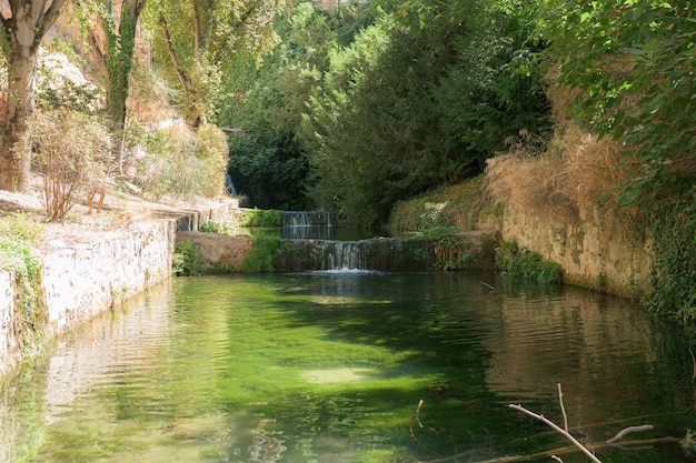 Река Серезуэло, протекающая через город Касорла, Испания.