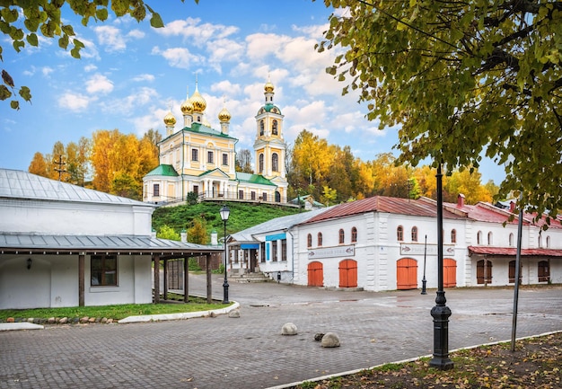 Церковь Воскресения в осеннее утро Воскресенская церковь осенним утром