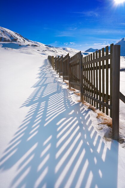 Foto cerler houten sneeuw hek in de pyreneeën