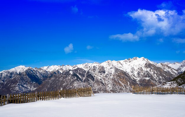 Photo cerler mountains in pyrenees of huesca spain