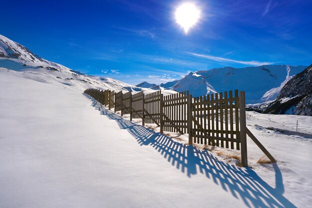 Rete fissa di legno della neve di cerler in pirenei