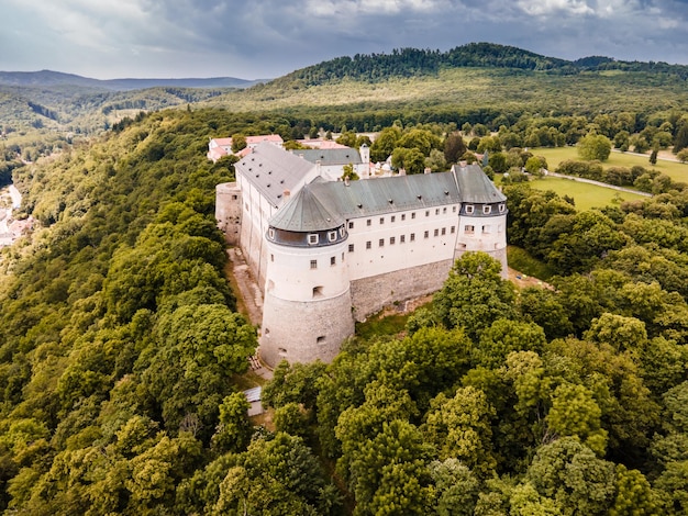 Cerveny Kamen Castle은 아름다운 정원과 공원이 있는 슬로바키아 성의 13세기 성입니다.