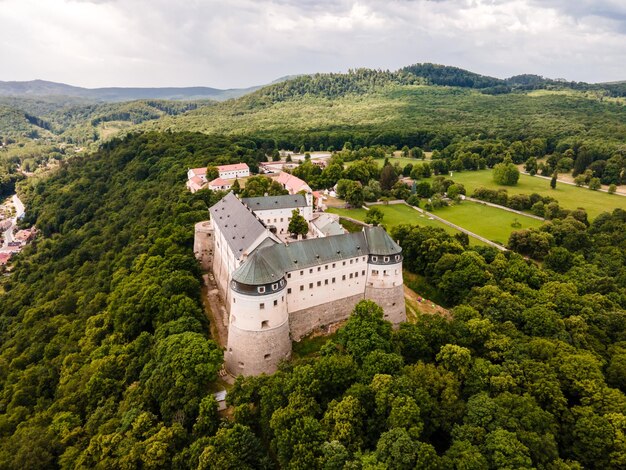 Cerveny Kamen Castle is een 13e-eeuws kasteel in Slowakije Kasteel met prachtige tuin en park