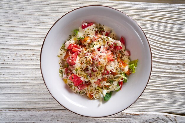 Insalata di cesare con lattuga al pomodoro